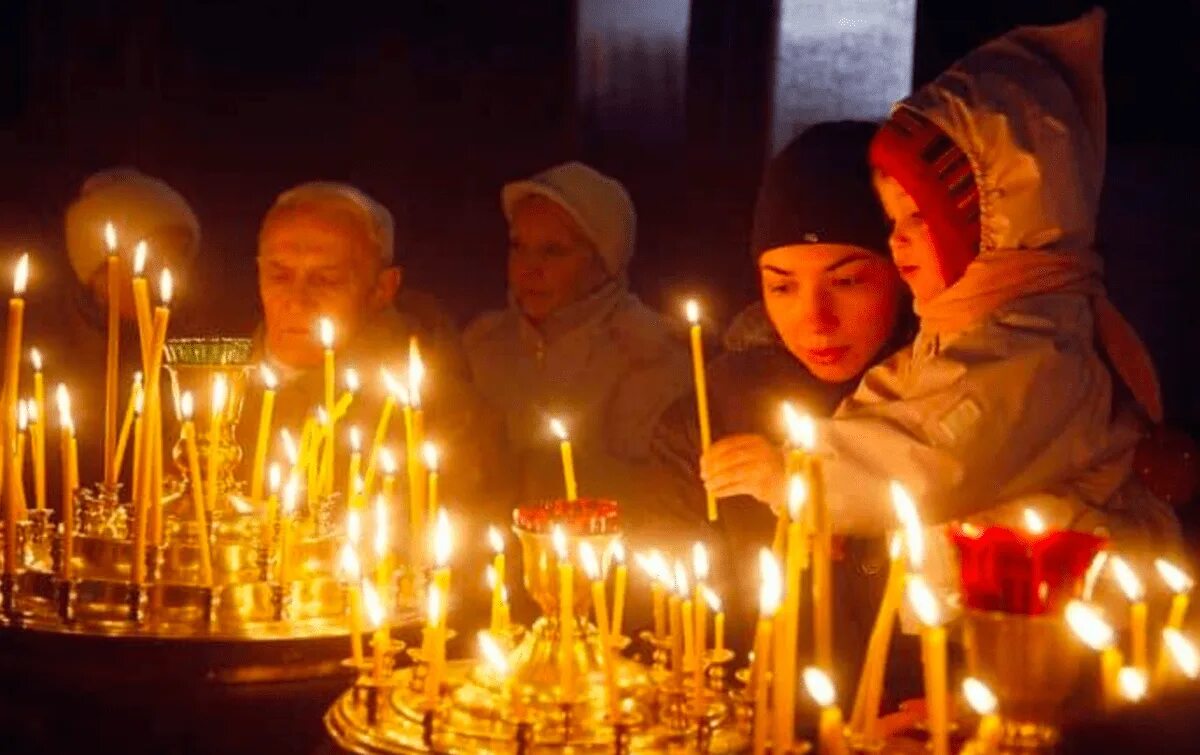 Почему зажигают свечи в церкви. Свечи в церкви. свечи в православном храме. свечи в храме на рождество. человек со свечой.