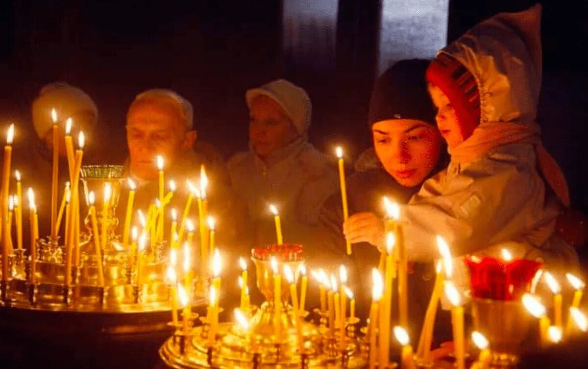 Свечи в церкви. Свечи в православном храме. Человек свеча храм. Зажженная свеча в церкви.