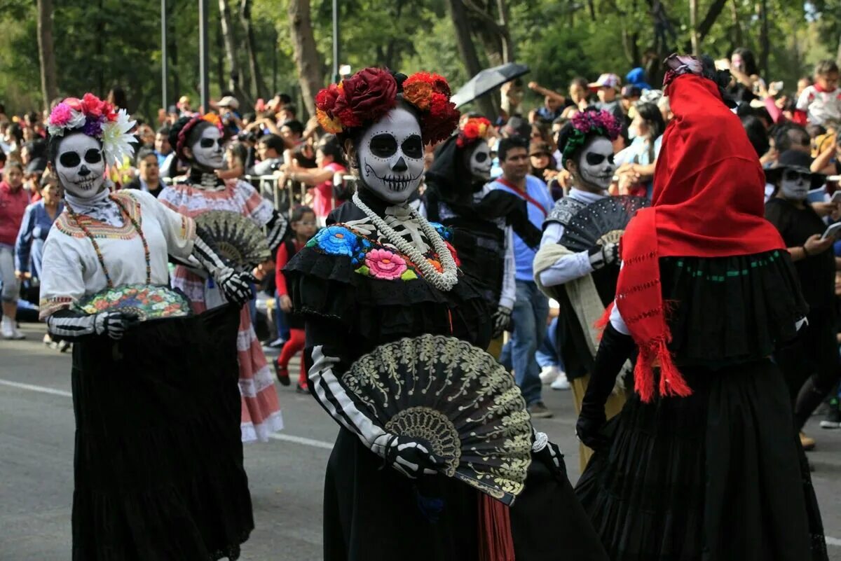 Актуальность дня мертвых. Санта Муэрте Мексика карнавал. Dia de los muertos Мексика. Лос де Муэртос день мертвых. Санта Муэрте праздник карнавал.