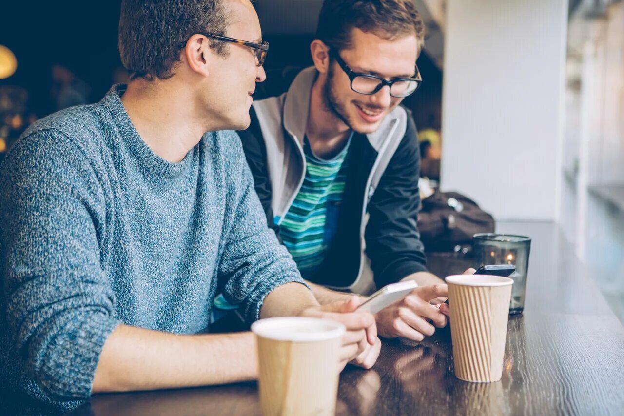 Catch up now. Catch up with. catch up with friends. два парня пьют кофе. catch up with up with friends.