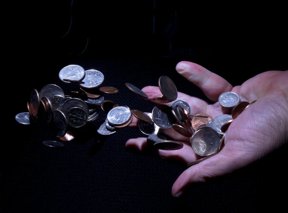 Many people spend waste money. Женщина с деньгами. Don't waste your money on use things. Стоп деньги. Money idioms с переводом.