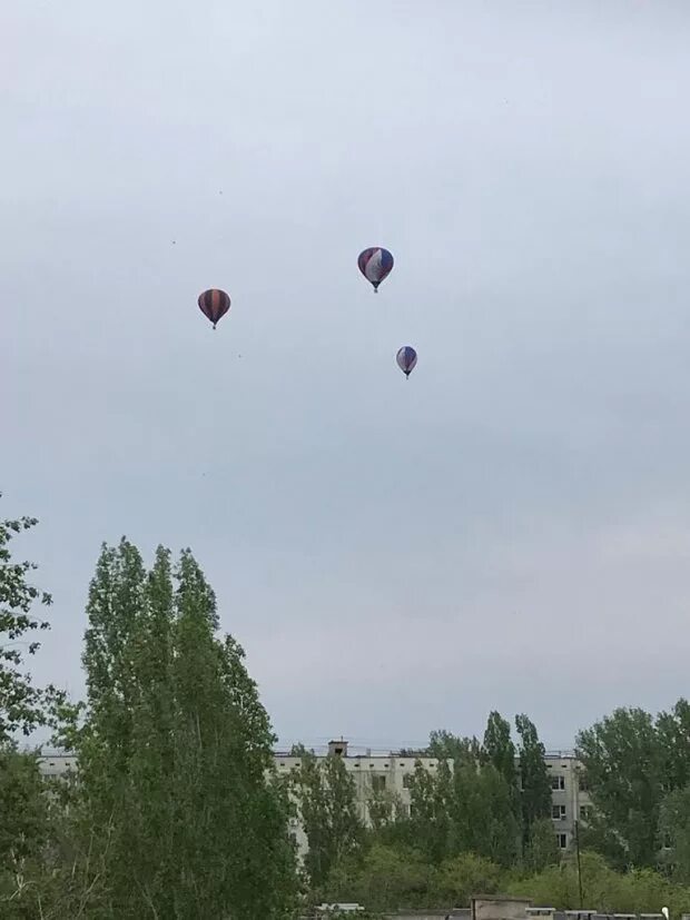 На воздушном шаре волгоград. Шар над Волгоградом. Шары в небе над Волгоградом. Волжский воздушный шар. Шар над городом.