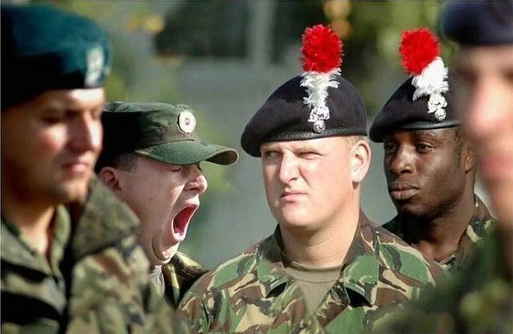 Смешной солдат. Смешные фото военных. Российская армия смех. Смешные армейские фото. Военные глупы