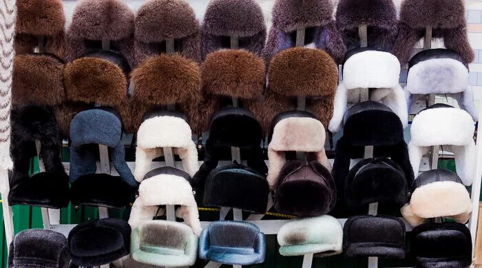 шапки с рынка. выкладка шапок в магазине. головные наборы на рынке. южные ворота шапки. выкладка головных уборов.