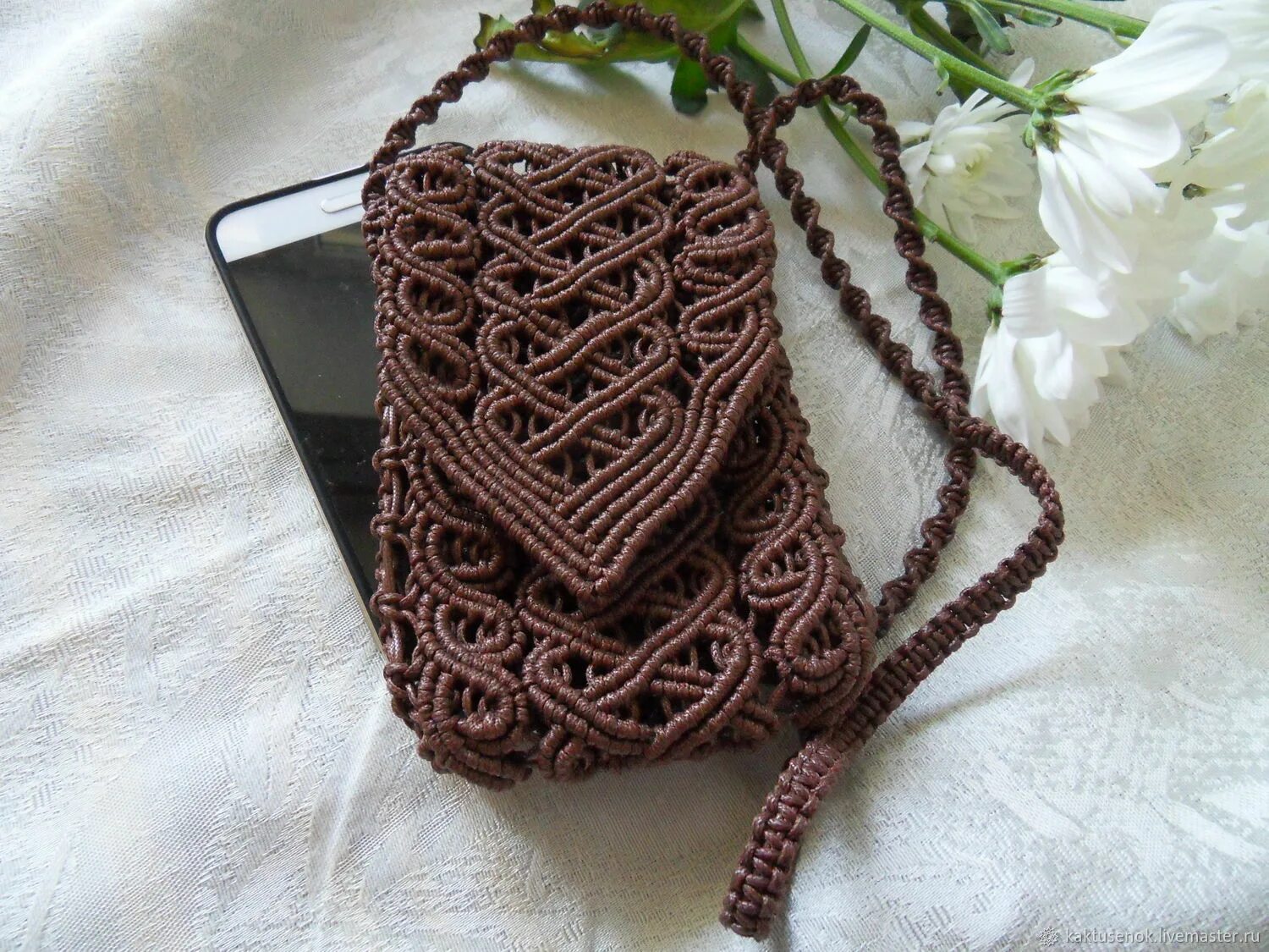 Макраме сумка для телефона. Сумка для телефона крючком из шнура. Сумка для телефона из шнура. Сумка для телефона из шнура. Сумочка для телефона макраме.