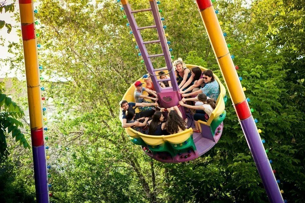 аттракцион полёт. карусель пушкино. парк надувных аттракционов. летающие аттракционы. аттракцион тарелка нло.