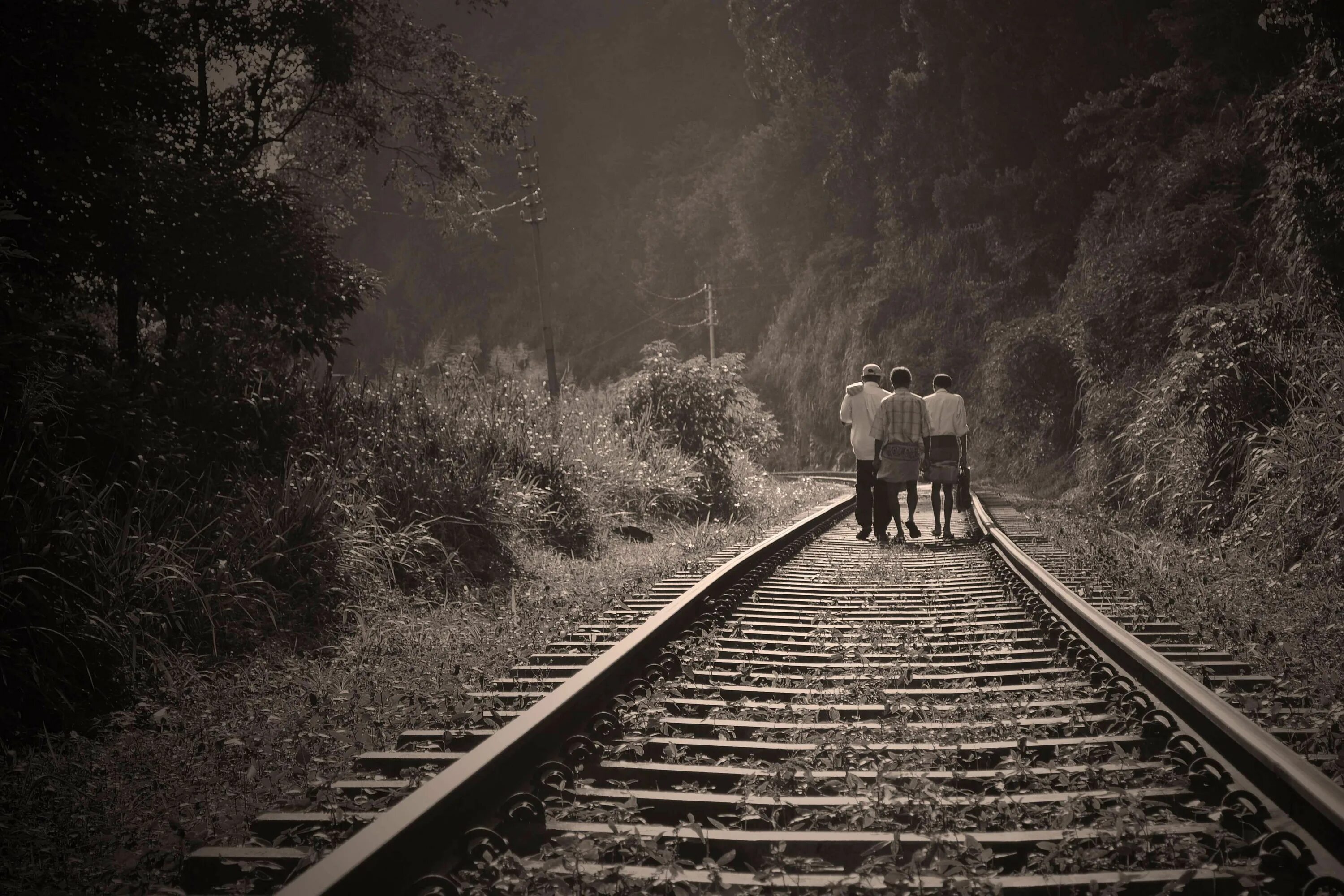 Фотосессия на железной дороге. Человек на железной дороге. Идет по рельсам.