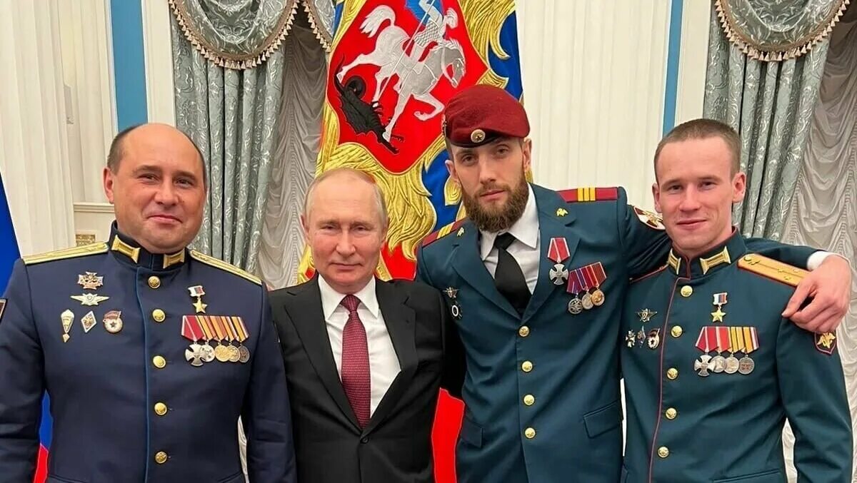 Кого сегодня наградили в кремле список награжденных. Награждение военных в кремле.