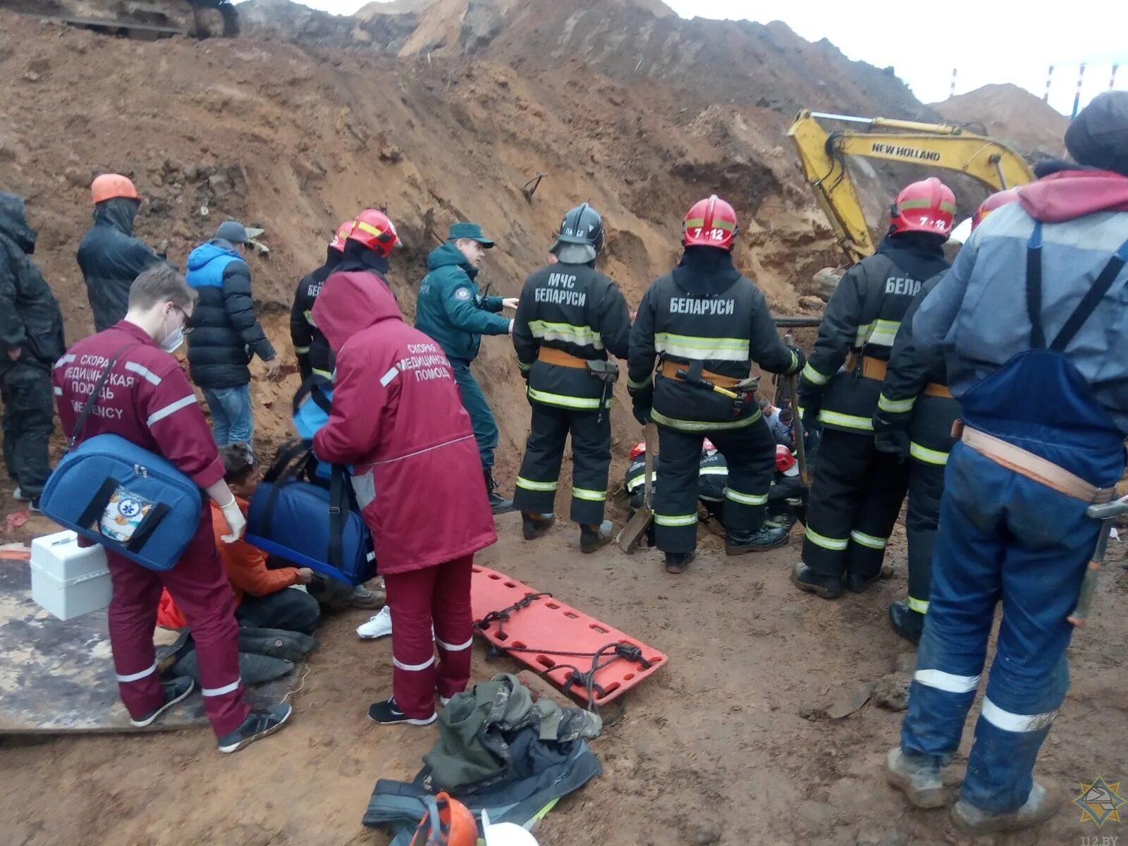 Засыпало землей в траншее. Засыпало человека. Спящий человек в кровати. Человек засыпает. Рабочего засыпало землей.