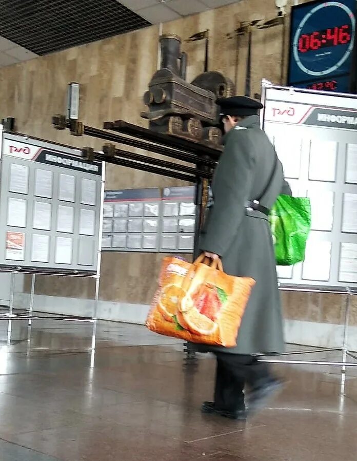 Москвича увидевшего липецк из окна поезда доставили. Жд вокзал липецк. человек на жд вокзале с овощами. игровые автоматы в уфе на вокзале жд вокзале. самые необычные часы в мире на жд вокзале.