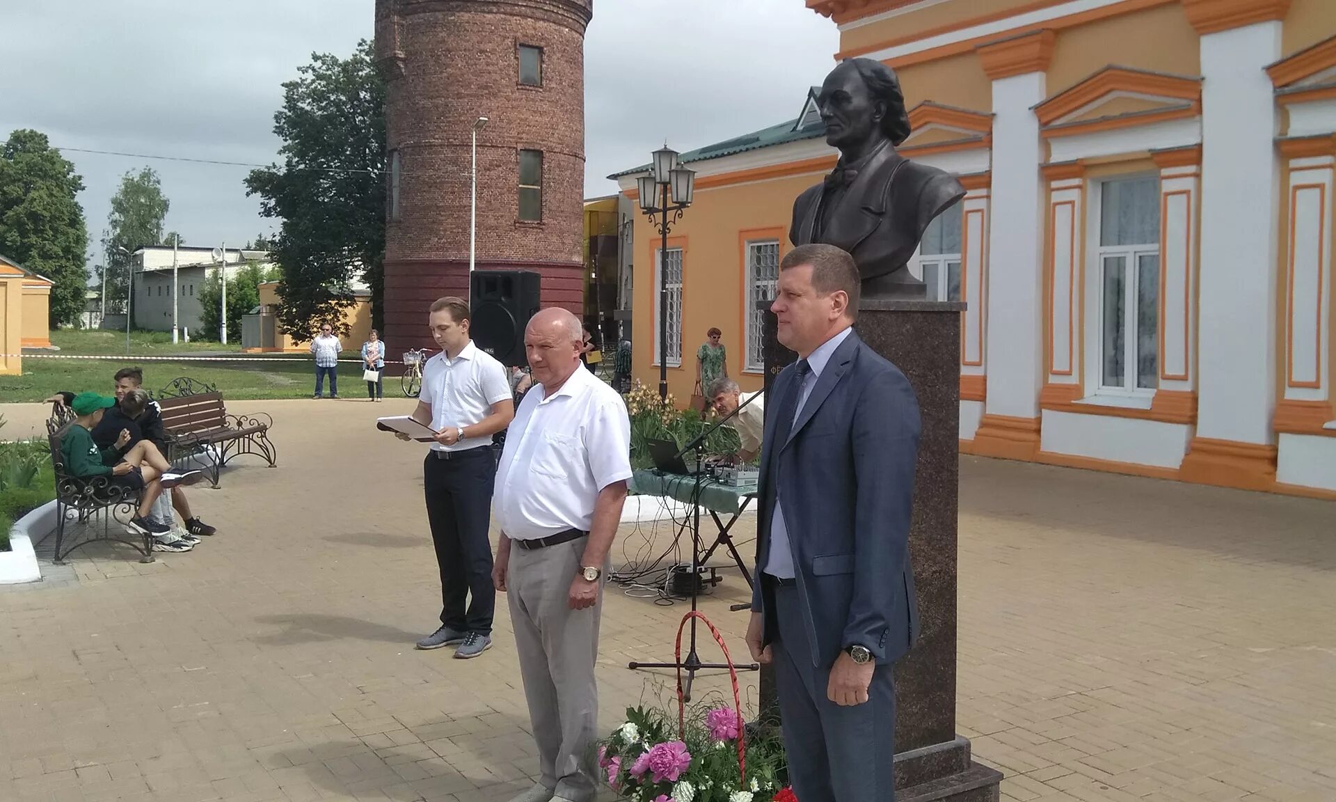 Жуковка брянской новости. Жуковский вокзал Брянская область. Памятники в городе Жуковка Брянской области Тютчев. Жуковка Брянск. Жуковка (город).