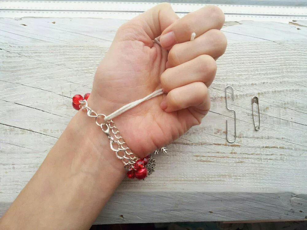 Браслет из скрепок. Браслет скрепка. Приспособление для одевания браслета на руку. Застегнуть браслет самой. Зажимы для браслетов.