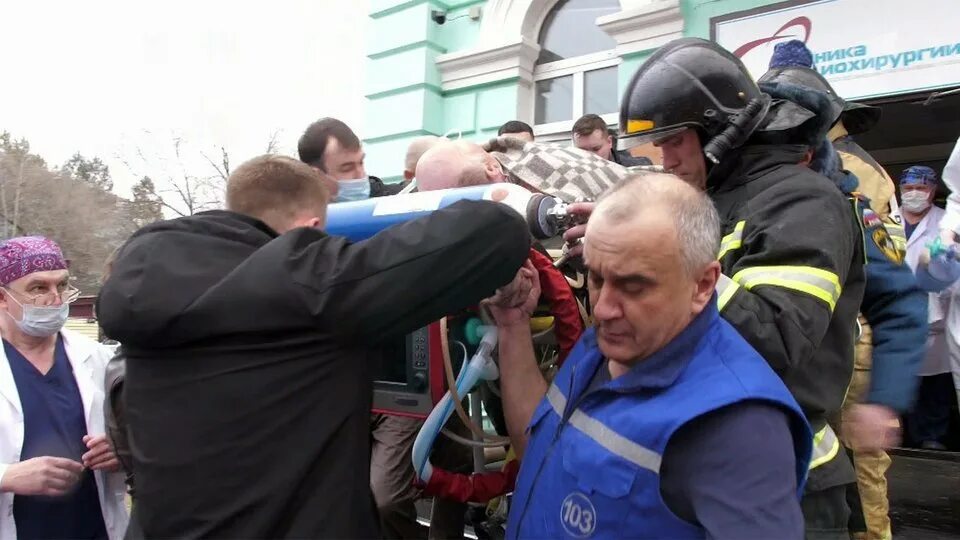 Врачи благовещенска. Врачи Благовещенск пожар. Пожар в больнице Благовещенска. Врачи операция пожар Благовещенск.