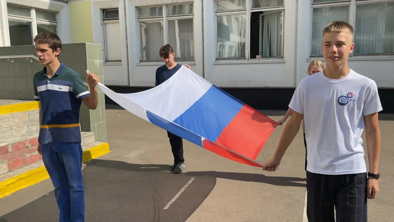 Как вынести флаг. Поднятие флага в школе. подъем флага в школе. вынос знамени в школе. флаг школы.