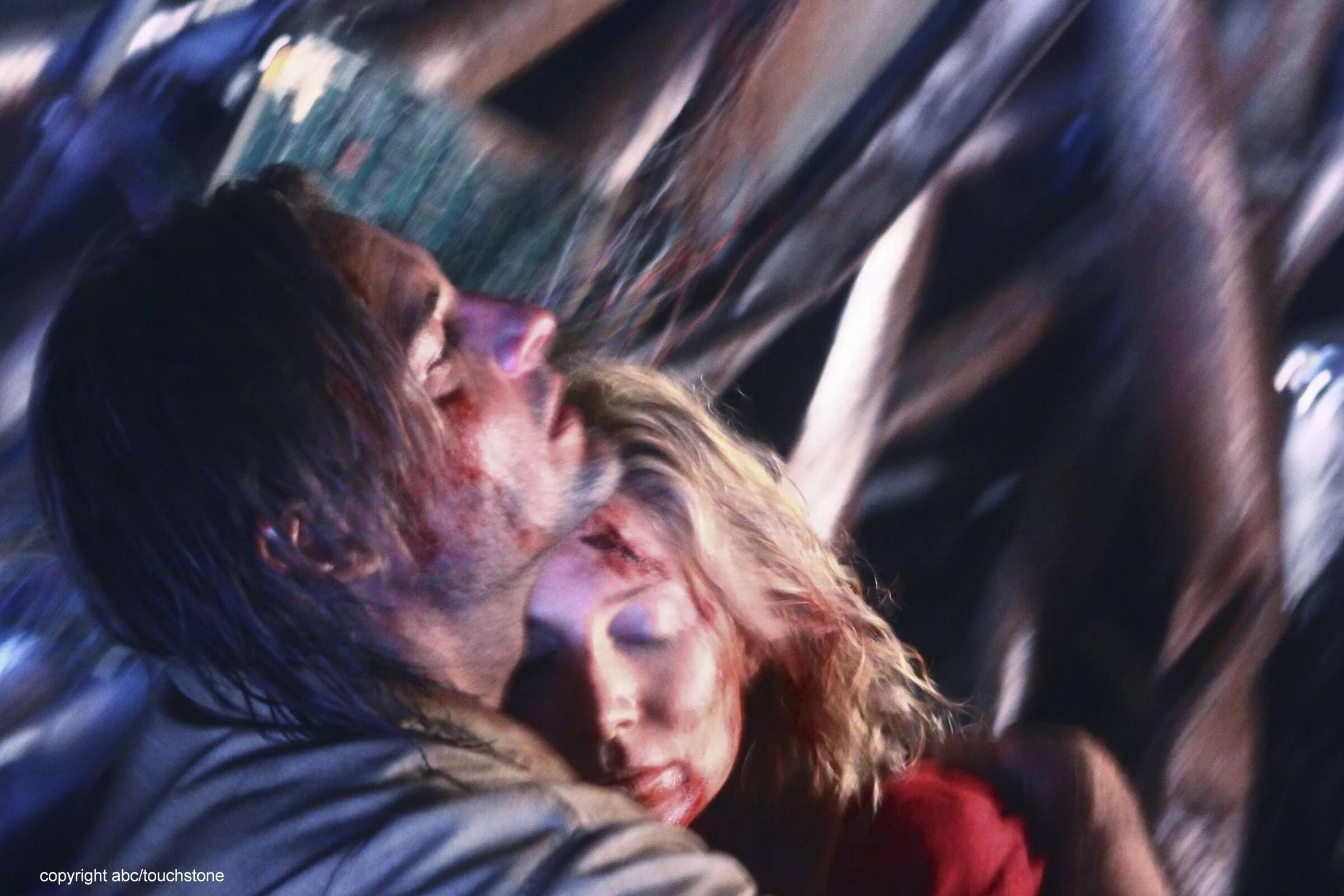 Эванджелин лилли остаться в живых 1 сезон. Остаться в живых кадры кейт и джек. Кейт и джек остаться в живых. Лост сериал. Выжившие the lost сериал.