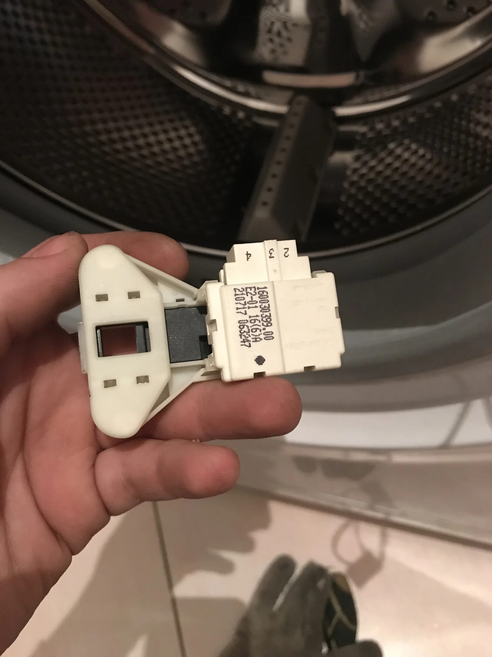 Замок стиральной машины lg df503857c. Датчик закрытия двери стиральной машины самсунг. Замок люка metalflex zv-446. Замена замка стиральной машины. Ww10m86knoa samsung замок люка.