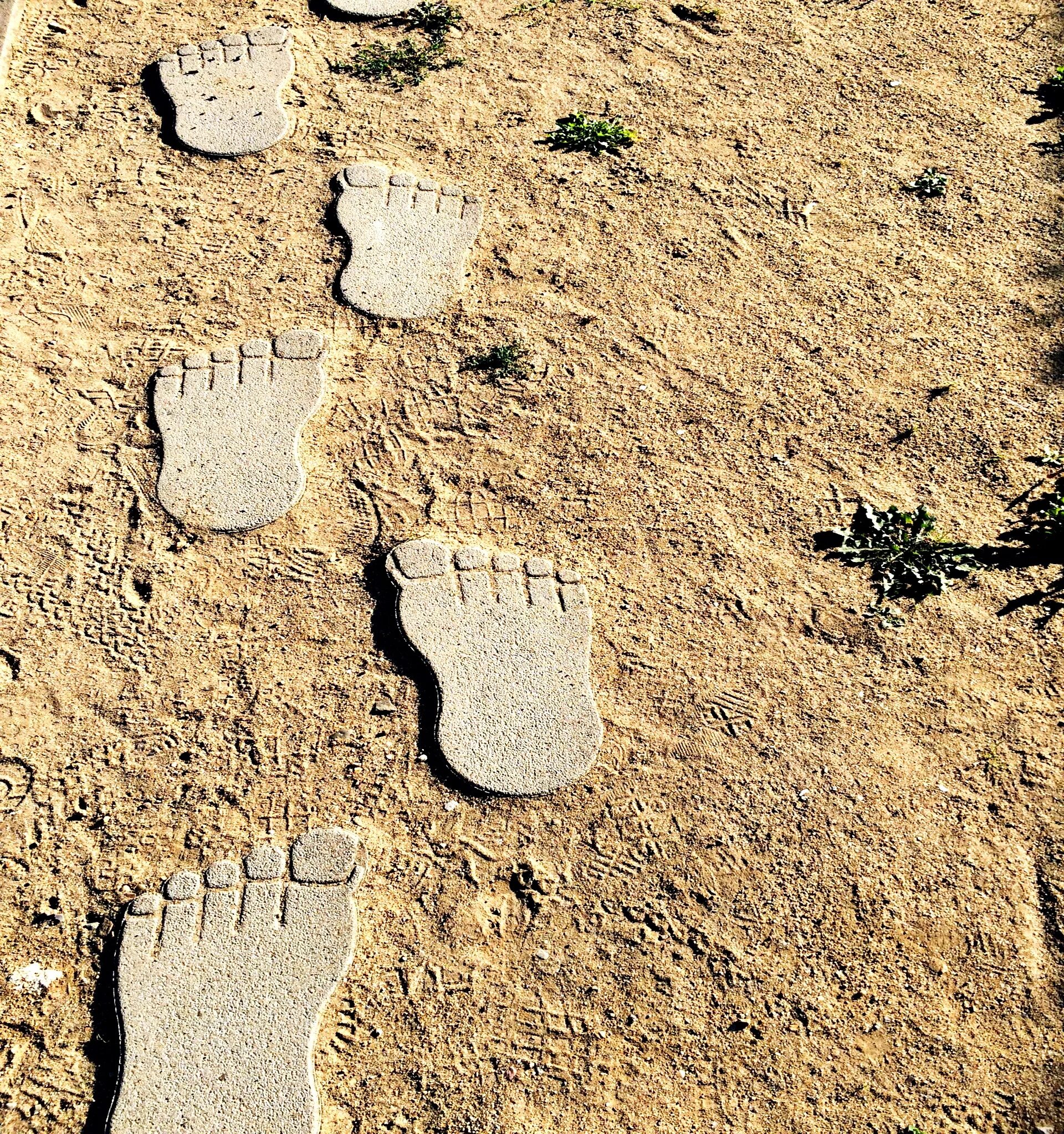 Стертые следы. Отпечатки на камнях. Объемные следы ног. Следы ботинок на песке. Отпечаток ноги на земле.