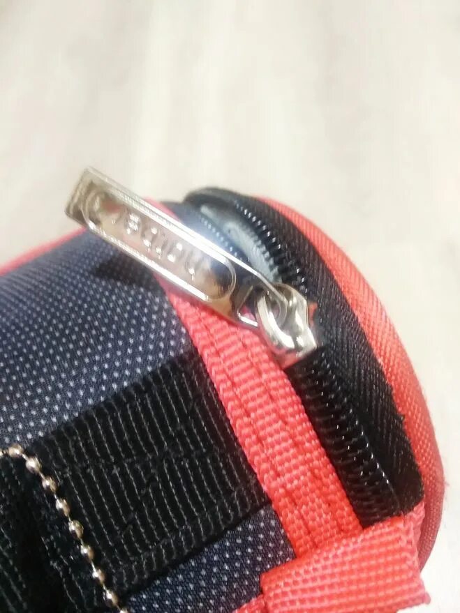 Молния застежка. Вставка бегунка на молнию куртки. Одеть бегунок на молнию с помощью вилки. Починить бегунок на молнии. Фурнитура для рюкзаков.