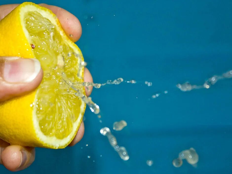 Куриный сок с мякотью. Выжимать все соки. Выжимает сок. Сок злой чесночный. Сок в бутылке.