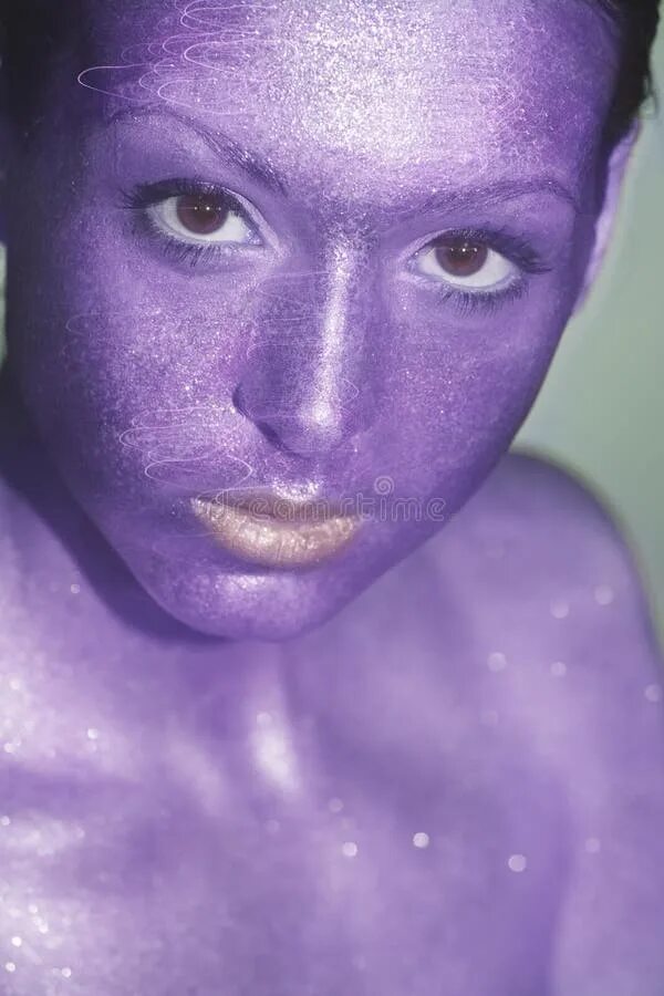 Фиолетовые глаза. Сетчатка филина микрофотография. Люди любящие фиолетовый цвет. Таблетка экстази фиолетовая. Синдром вейля маркезани.