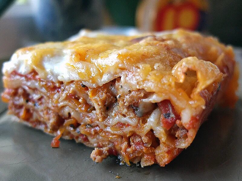 Бешбармак узбекский. Бешбармак узбекский. Тесто квадратиками и мясо. Калмыцкий бешбармак. Вареное тесто.