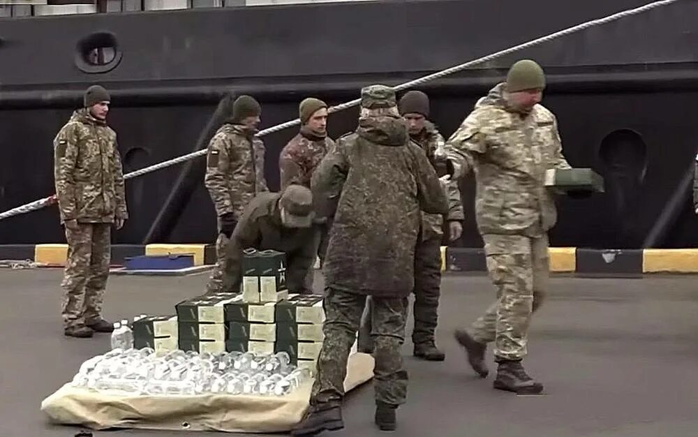 Украинские солдаты с острова змеиный. Украинские военные сложили оружие. Российские военные в Казахстане. Украинские пограничники. Украина сдалась или нет