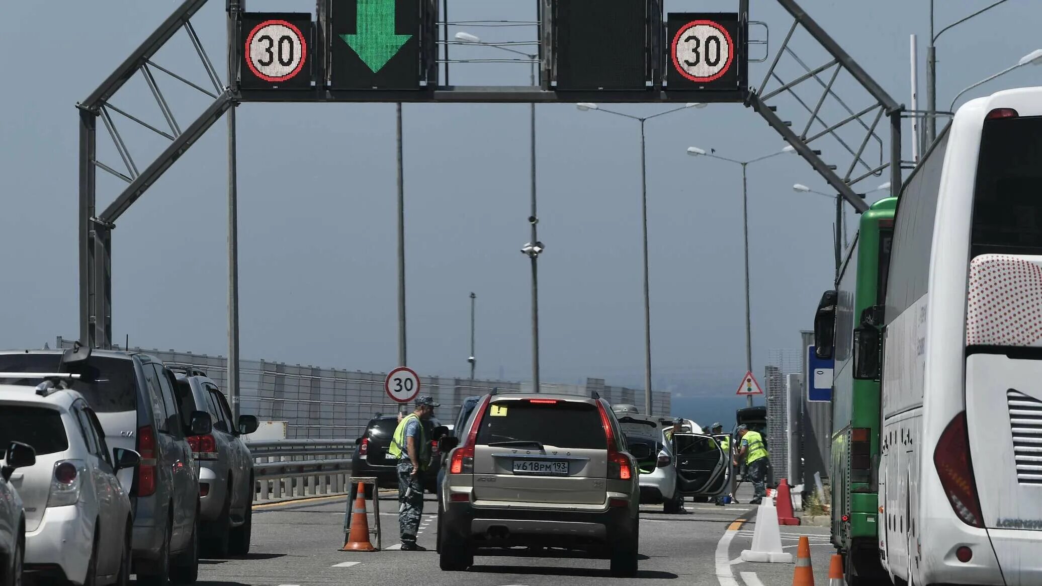 Крымский мост проезд автомобилей. Пробки на Крымском мосту 2023. Автомобильный мост. Крымский мост перекрыт. Очередь на Крымском мосту.