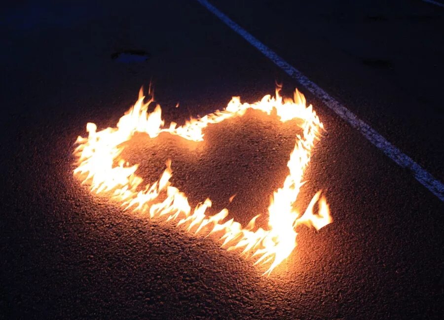 Огненное сердце. Горящее сердце. Сердце из огня на земле. Сердечко из огня.