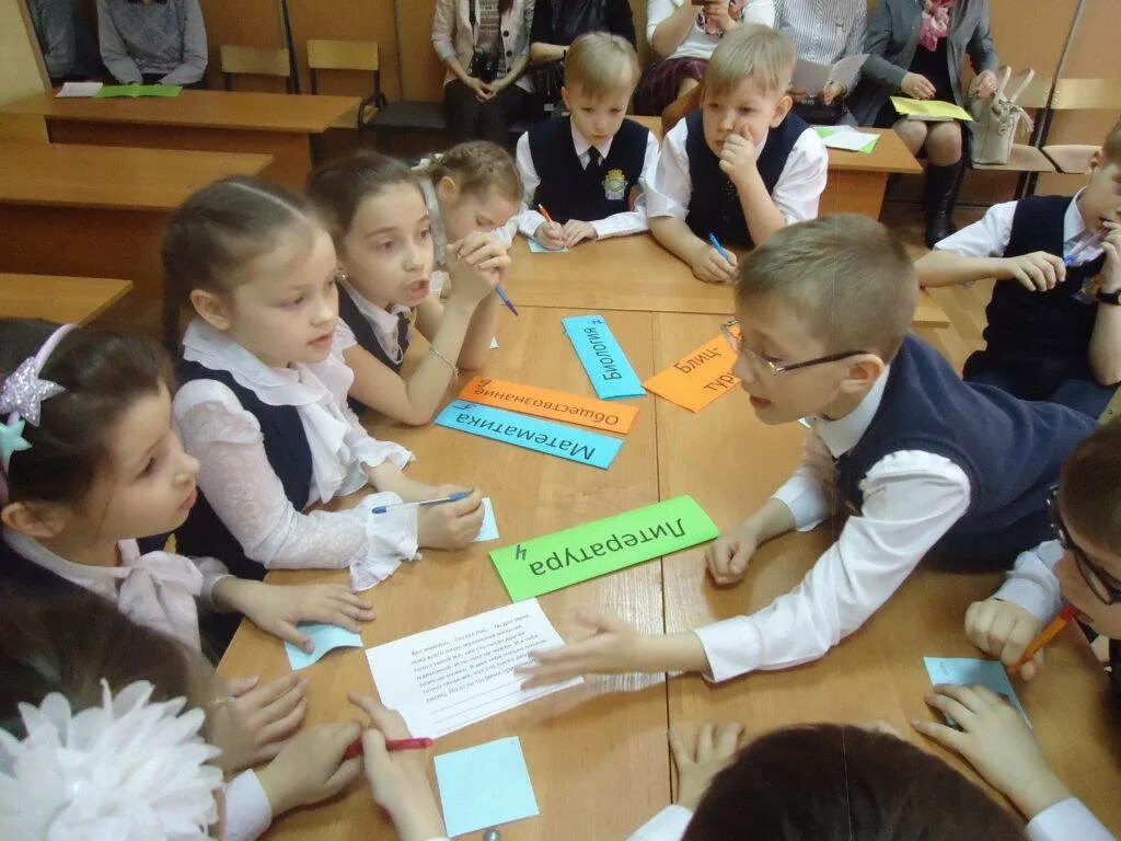 Урок два игра. Школьный класс в игре. Игровая математика. Дети на уроке в начальной школе. Математические игры для 1 класса.