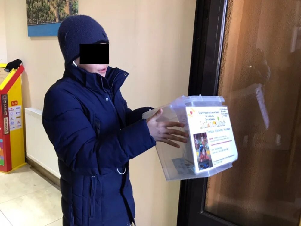 Волонтер собирал деньги. Волонтер собирал деньги. Подайте на лечение. Подайте на лечение ребенка. Подайте на лечение ребенка.