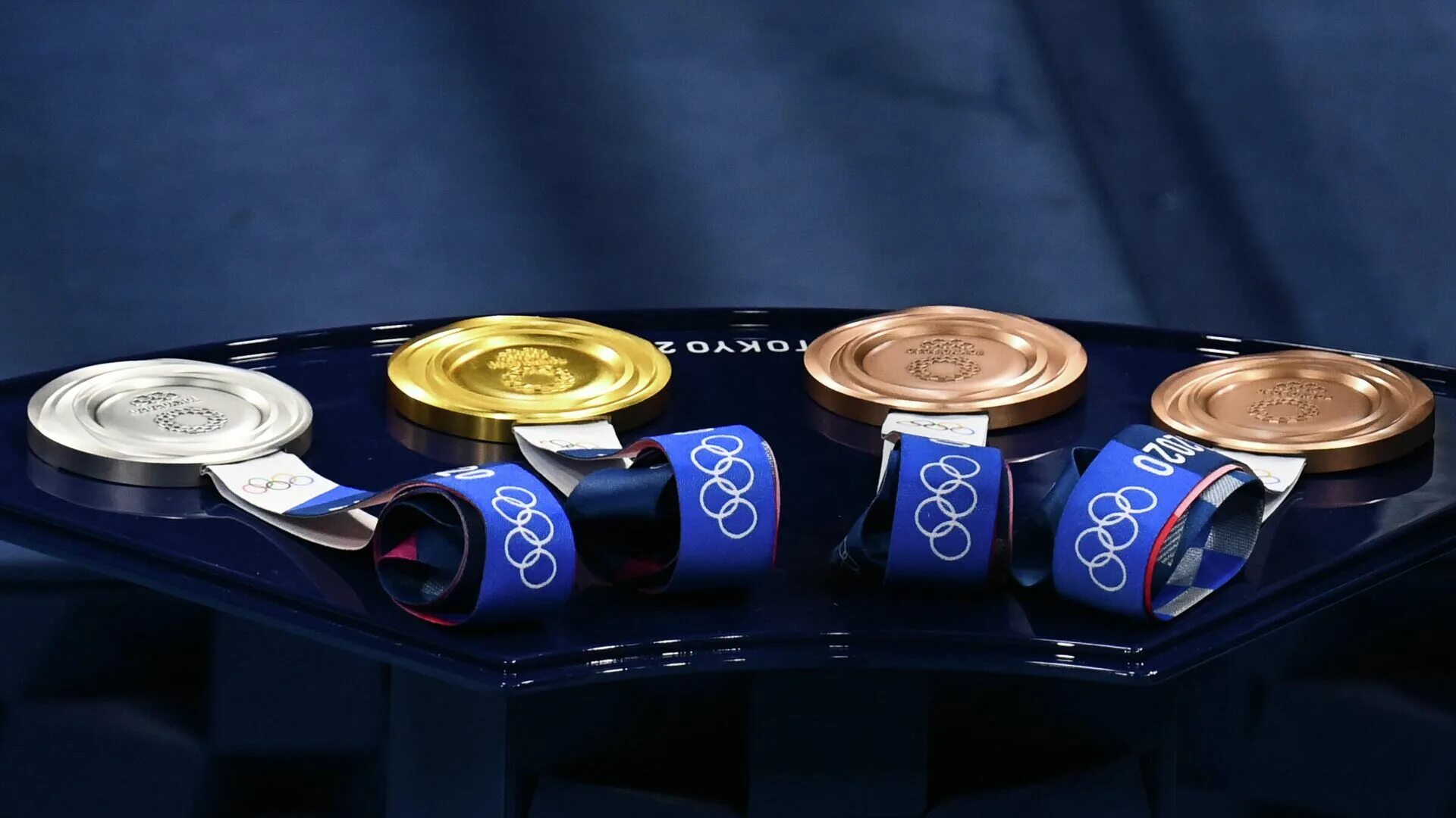 Самое большое количество олимпийских медалей. Медали олимпиады в Токио 2021. Золотая медаль Токио 2020. Олимпийская медаль 2022 Золотая Токио.