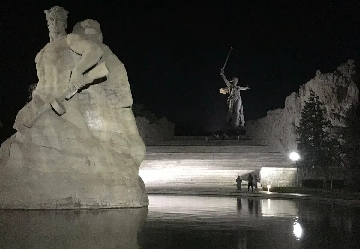Волгоград город герой памятники. Мамаев курган памятник в тольятти. Мамаев курган волгоград 2001. Мамаев курган волгоград ночью. Мамаев курган на машине.
