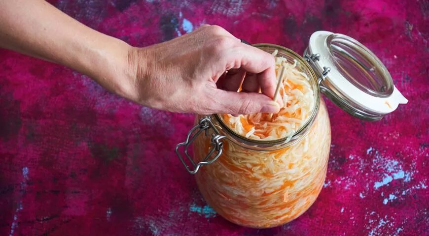 Через сколько протыкать капусту при квашении