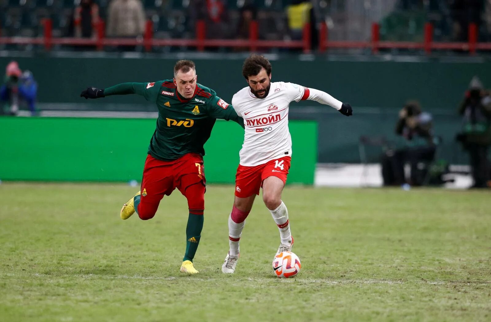 Дзюба почему не играет сегодня за локомотив. Дзюба локомотив. дзюба в локомотиве 2025. локомотив футбол.