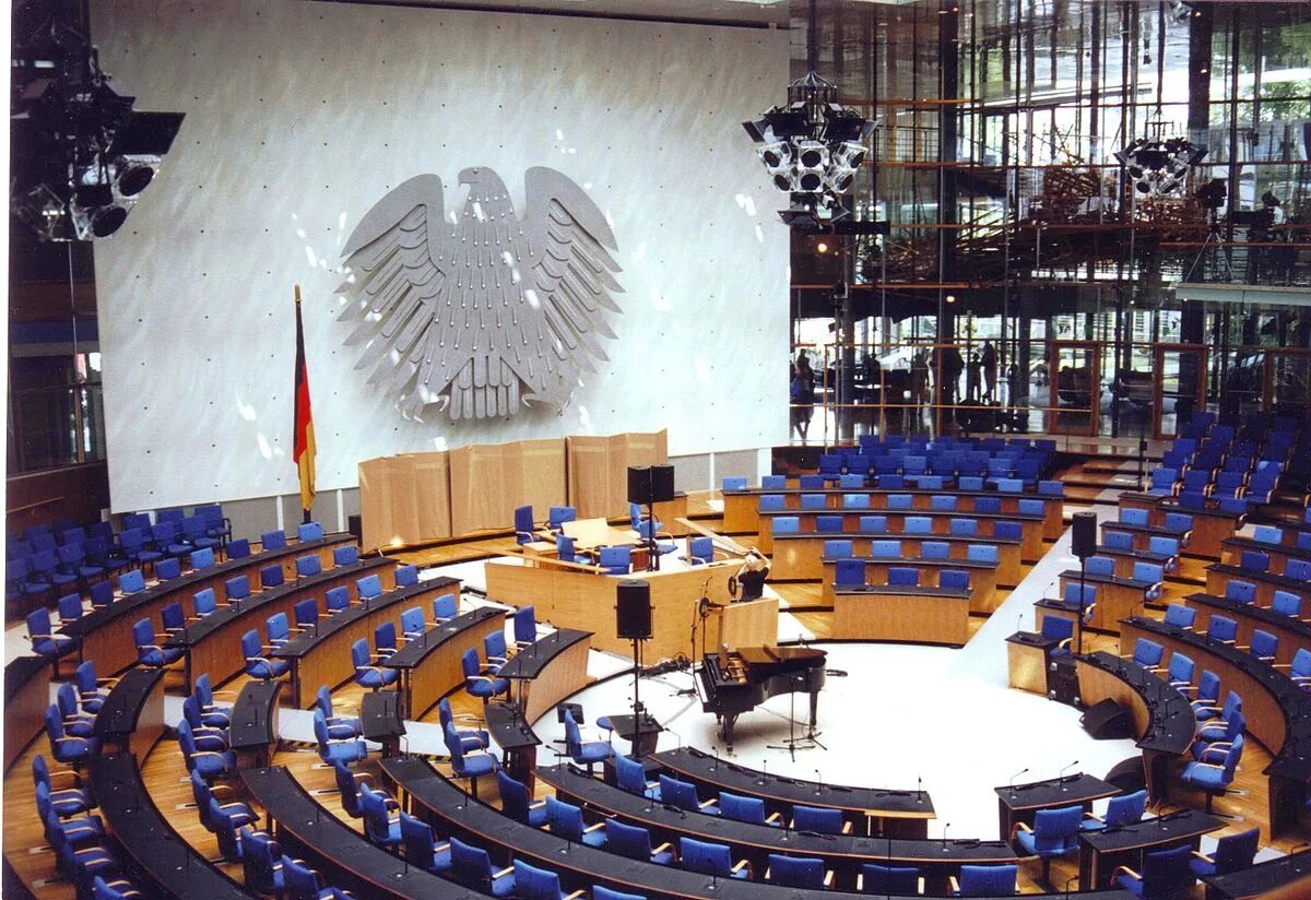 Федеральное собрание фрг. Парламент в германии бундесрат и бундестаг. Собрание германии правительство. Кабинет министров германии 2020. Бундестаг зал заседаний.