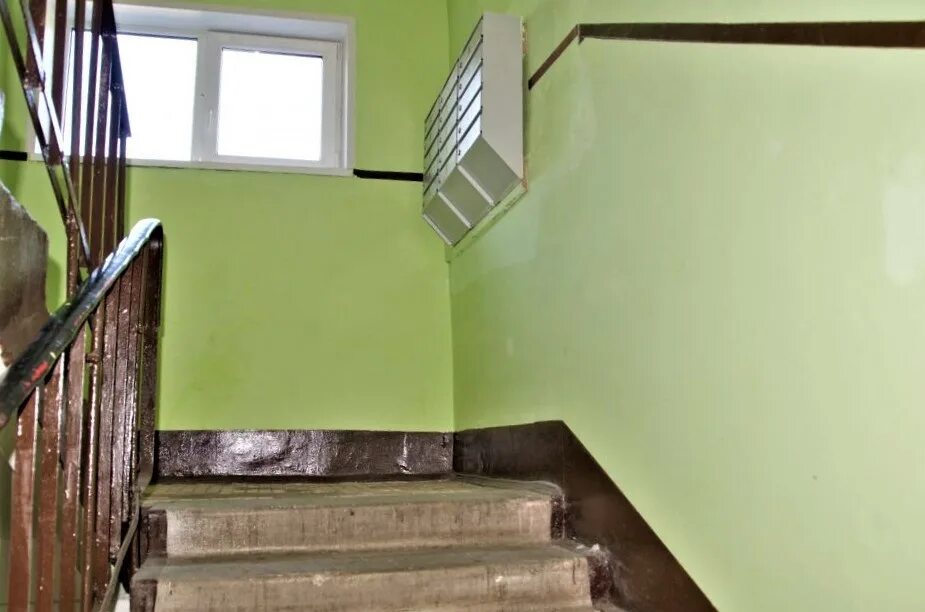 Лестничная площадка. Цвет стен в подъезде. Краска для стен в подъезде. Покраска подъезда. Окрашивание стен в подъезде.