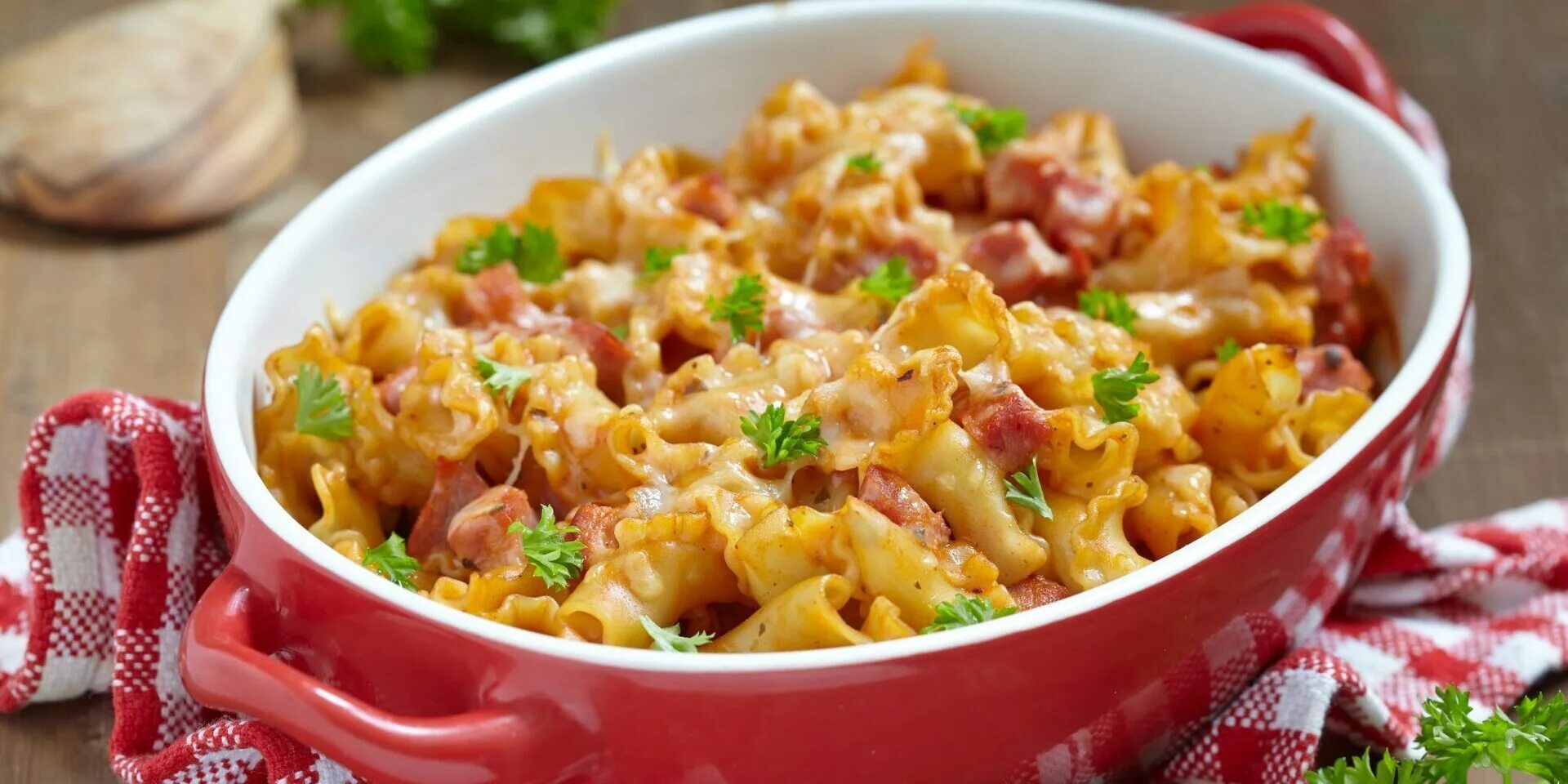 Блюдо из макарон быстро и вкусно. Макаронная запеканка магги. макароны запеченные с сыром. запеканка из макарон. макароны с сосисками в духовке с сыром.