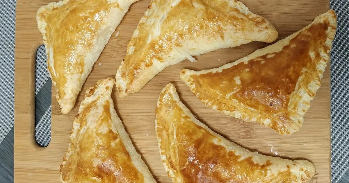 конверт пирожок. пирожки конвертиком из слоеного. пироги конвертиком. пироги конвертиком. пирожки конвертики.