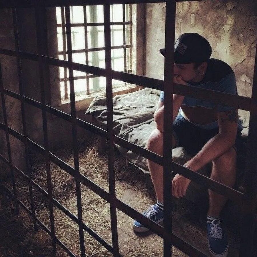 Силуэт человека за решеткой. Мужчина за решеткой. За решеткой. Парнишка седой текст. Женщина в темнице.