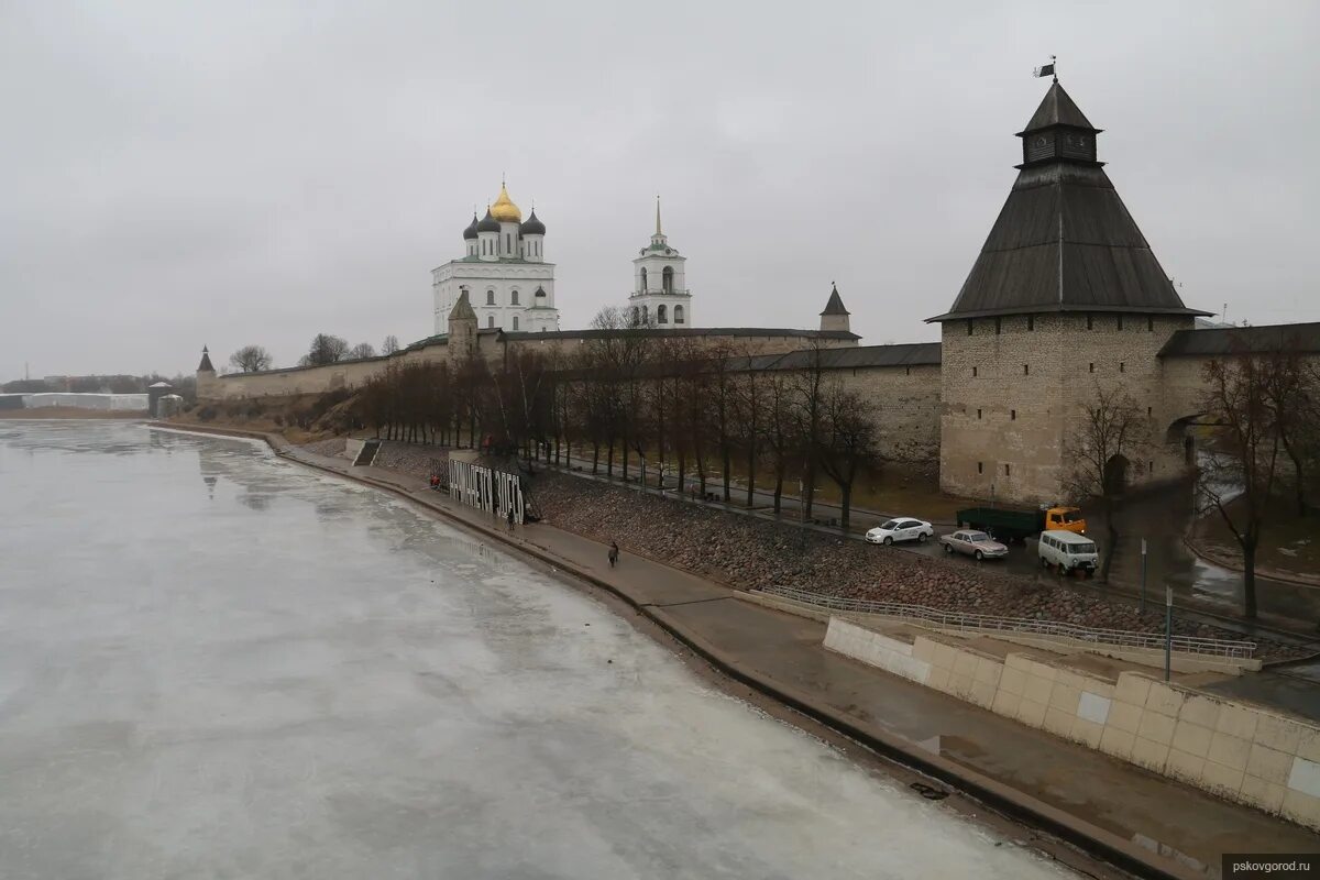 Городской сайт пскова. Псковский Кремль река Великая. Псков набережная реки Великой. Набережная в Пскове у Кремля. Россия начинается здесь Псков.