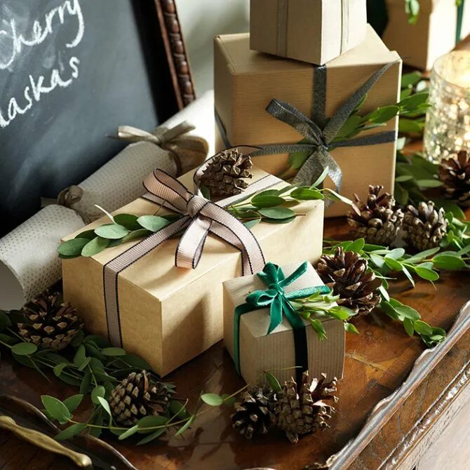 Present shop. Стол для упаковки подарков. Упаковка подарков в зелено-коричневом цвете. Gift Wrapping ideas. Wrapped present Christmas.