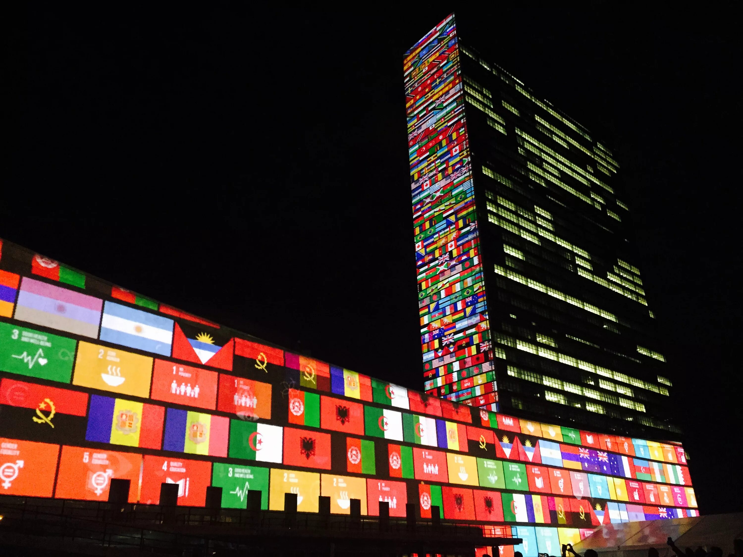 Центр оон. Штаб-квартира ООН В Нью-Йорке. Комплекс зданий ООН В Нью-Йорке. Организация Объединённых наций штаб квартира. Здание ООН.