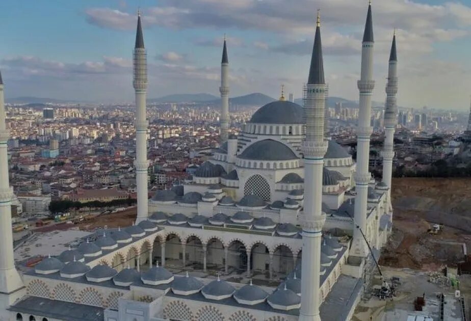 Самые крупные мечети. Самая большая мечеть в Стамбуле Чамлыджа. Новая мечеть в Стамбуле Чамлыджа. Стамбул мечеть чалмыджан. Самая большая мечеть в Турции Чамлыджа.