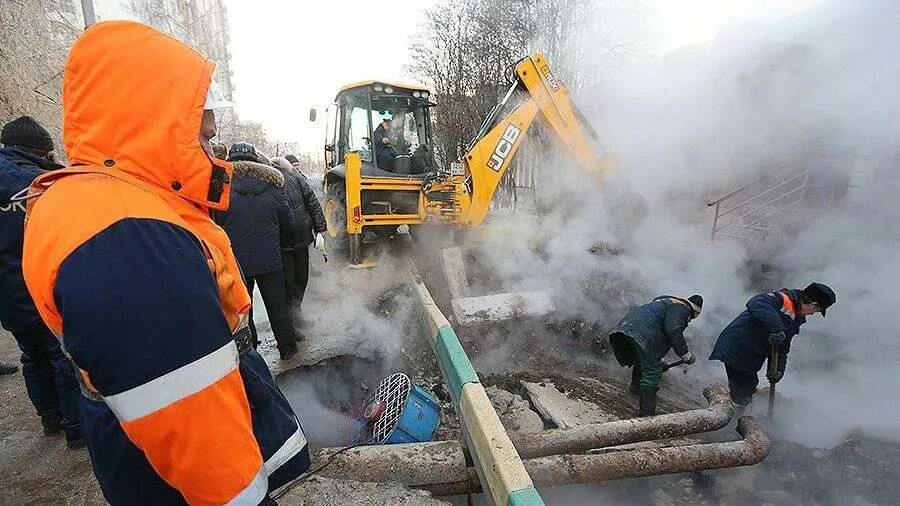 Прорыв теплотрассы. Прорыв теплосети. прорыв трубы теплоснабжения.