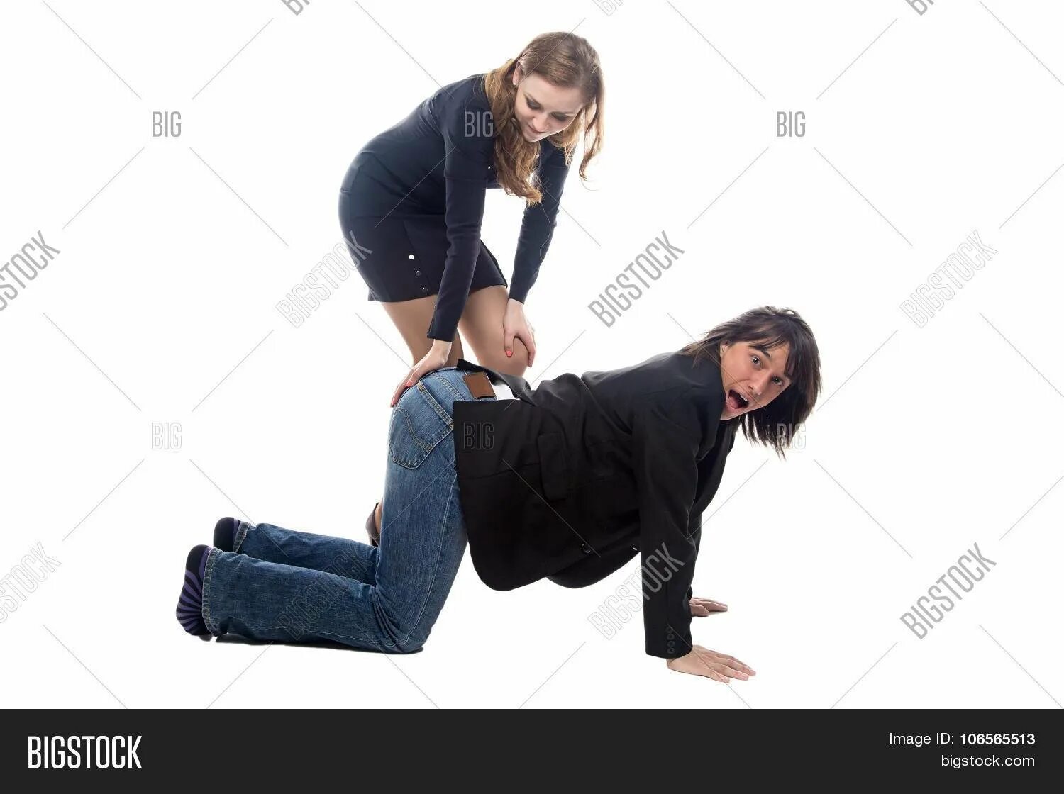 Бьют женщину ремнем мужчины. Баба с ремнем. Отец с ремнем. Бытовое насилие в семье. Бьют женщину ремнем мужчины.