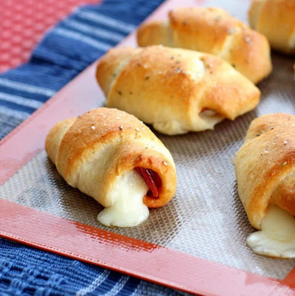 Булочки с колбасой из дрожжевого. Слойки с колбасой и сыром. Булочки с сосиской в духовке. Розочки из слоеного теста с колбасой. Рецепт выпечки с колбасой.