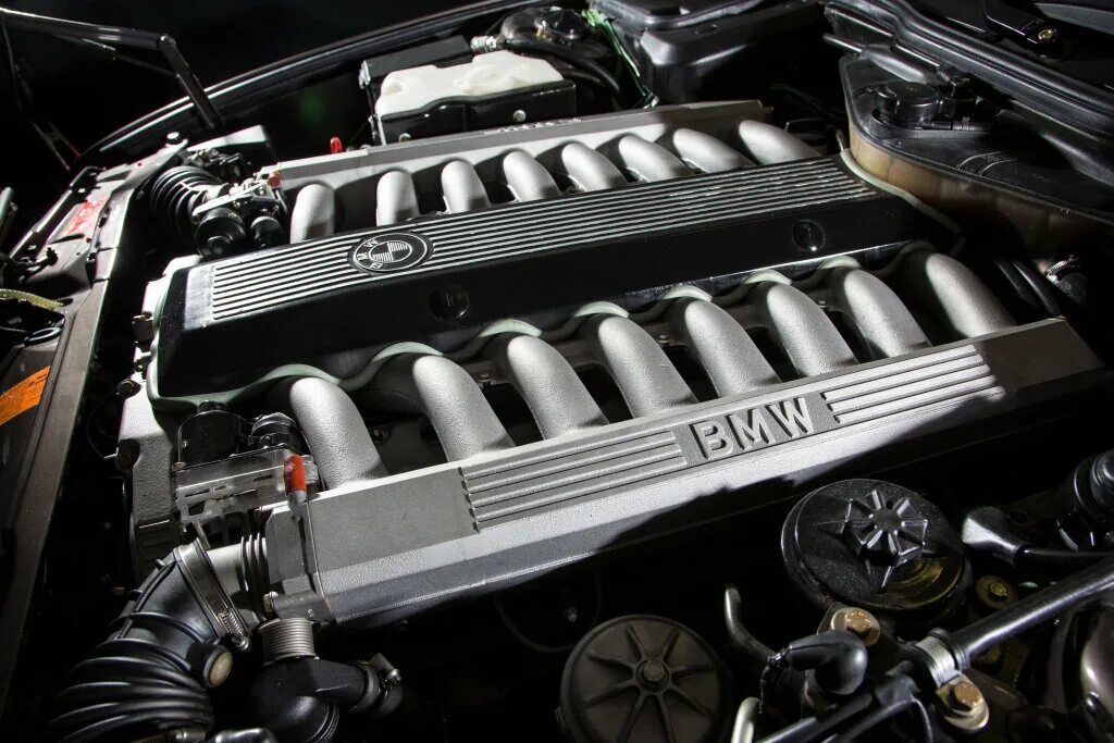 Бмв v16. BMW e32 v16. Мотор БМВ v16. BMW 7 v16. БМВ е32 v16.