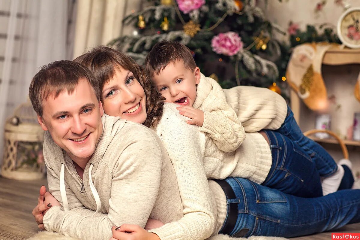 Позы для семейной фотосессии в студии. Это мой папа это моя мама они поженились. Семейная фотосессия в студии. Папа. Визитная карточка для конкурса мама папа я знающая пдд семья.