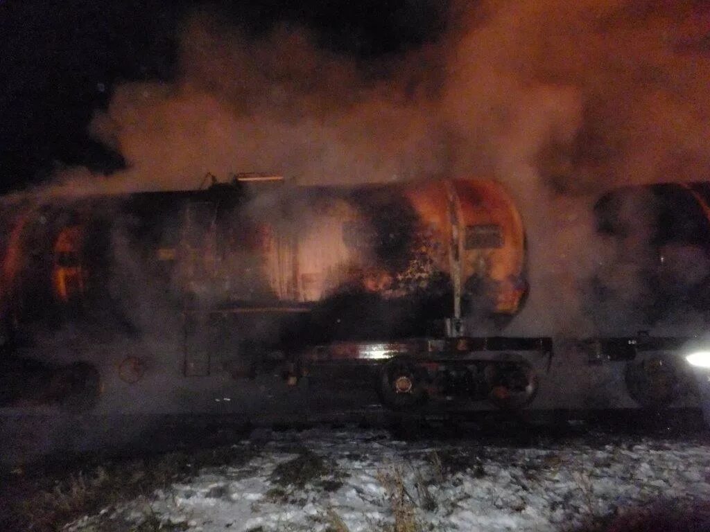 Подрыв цистерн. Всу взорвали цистерну с азотом. Екатеринбург взорвалась цистерна. Подрыв цистерн. Сгоревший вагон-цистерна.