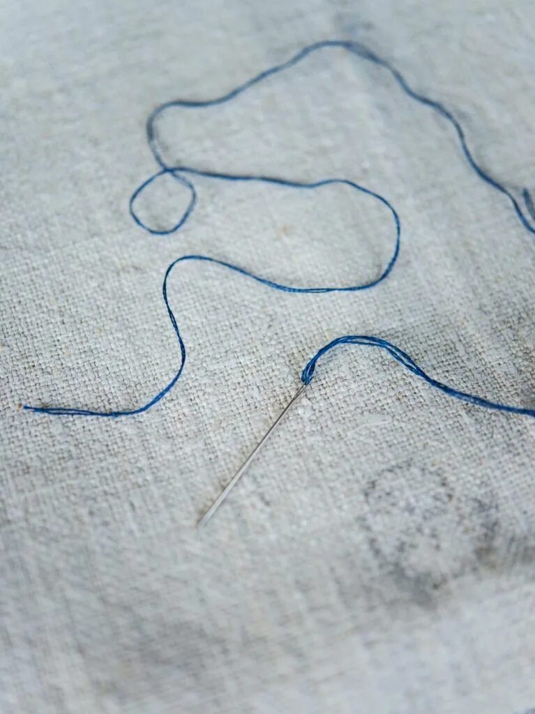 Вдевание нитки. Продеть нитки на ткани сеточка. Продевание нитей по шаблону. Как вдевать нить для вышивания. Ровные и красивые как вышивать.